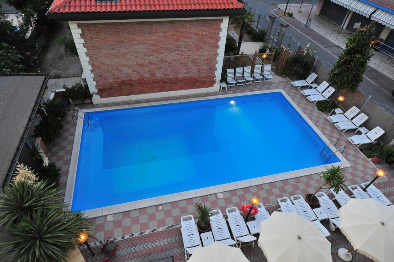 Hotel Franca Bellaria-Igea Marina Exteriör bild